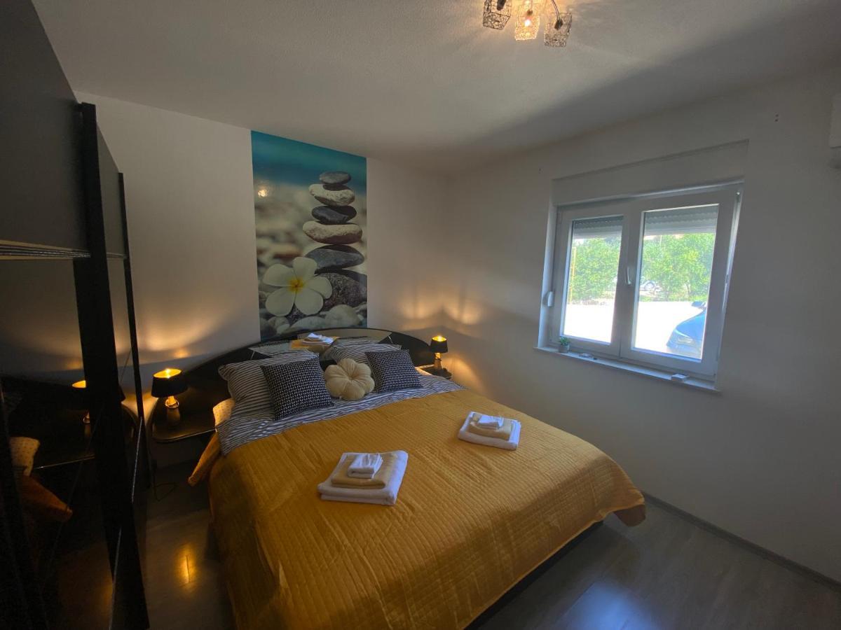 Spacious Apartment Close To The Sea In Kastel Luksic Каштела Экстерьер фото