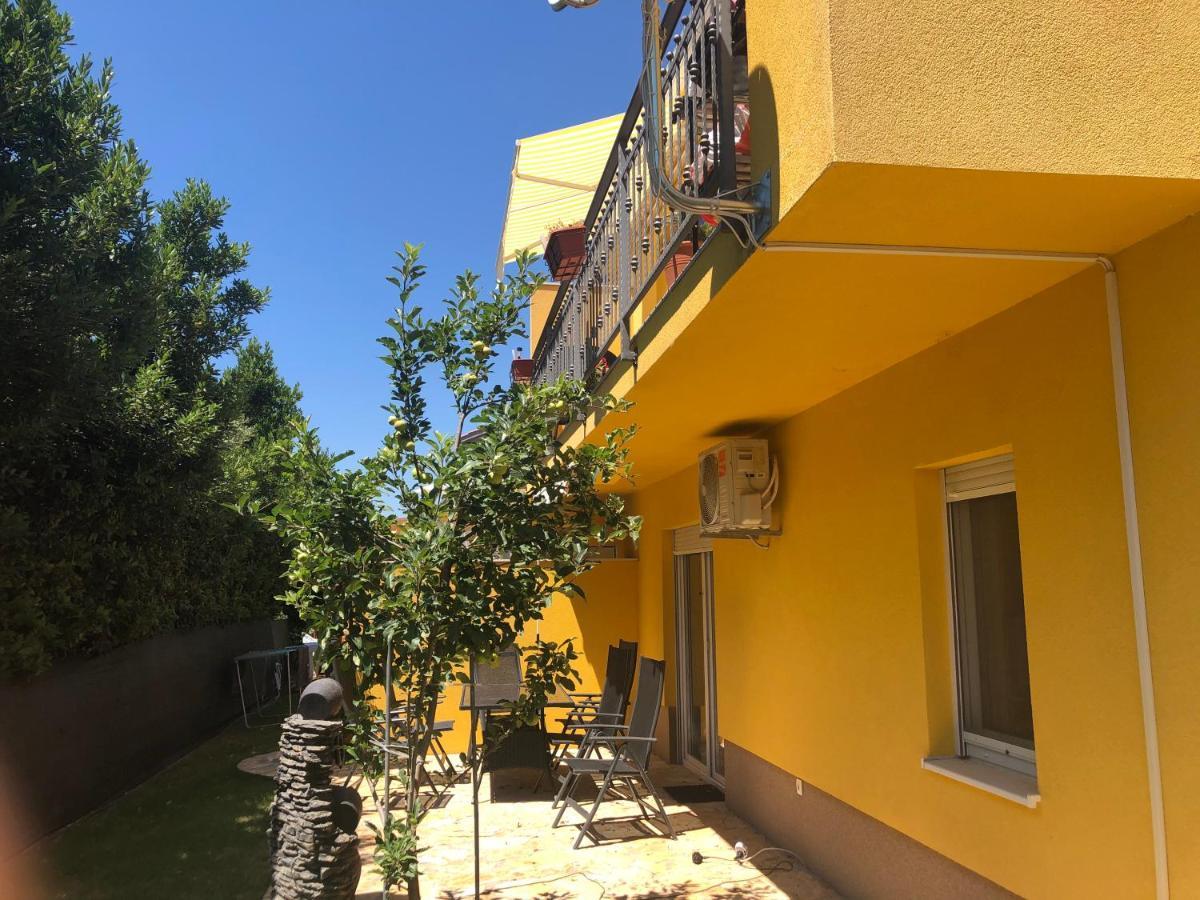 Spacious Apartment Close To The Sea In Kastel Luksic Каштела Экстерьер фото