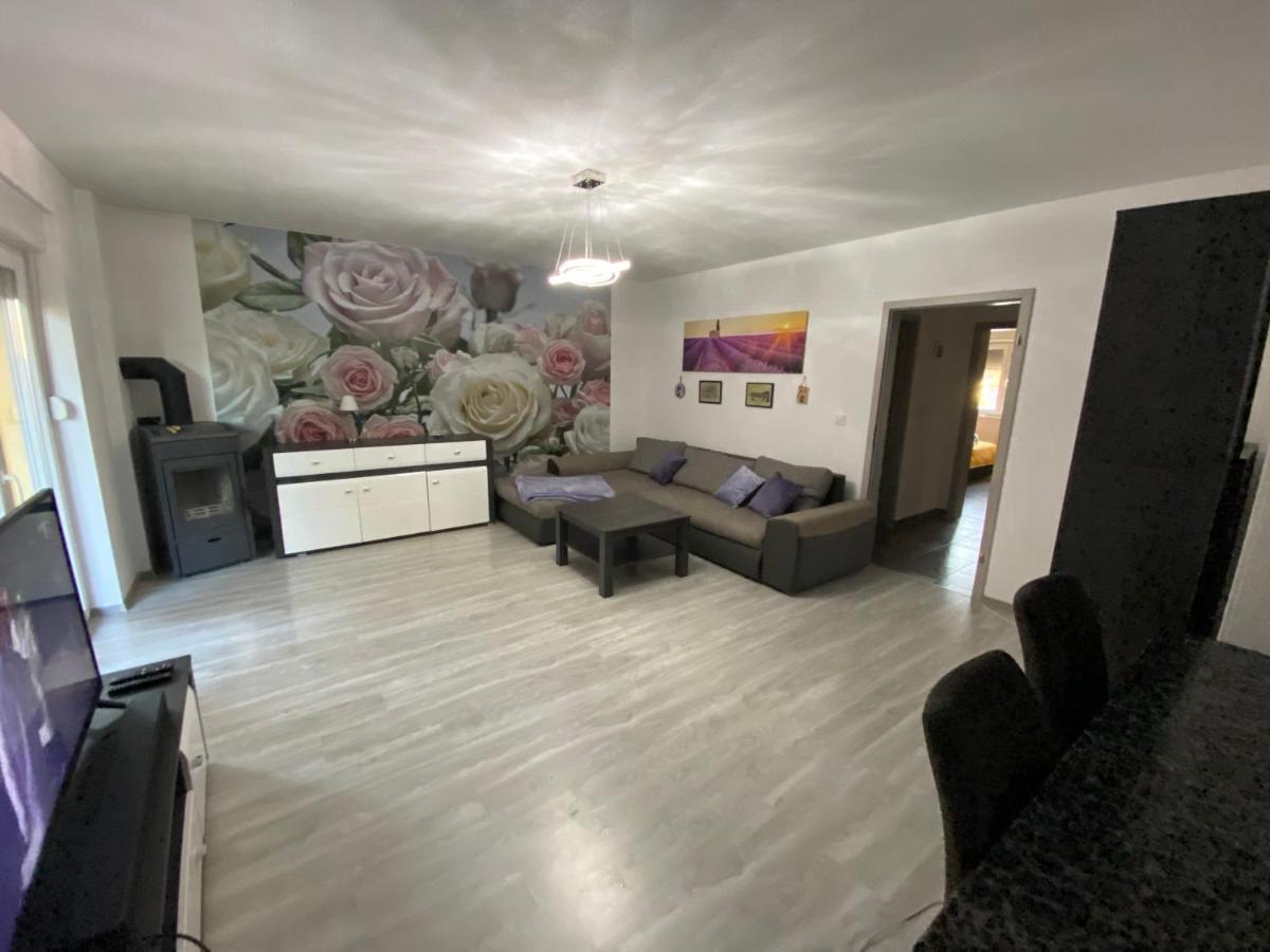 Spacious Apartment Close To The Sea In Kastel Luksic Каштела Экстерьер фото