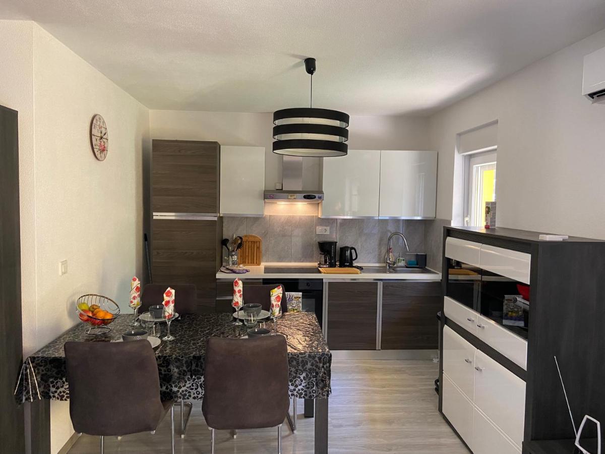 Spacious Apartment Close To The Sea In Kastel Luksic Каштела Экстерьер фото
