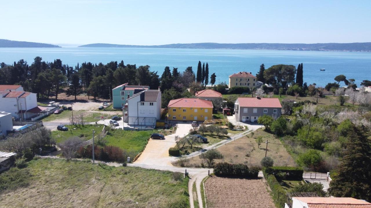 Spacious Apartment Close To The Sea In Kastel Luksic Каштела Экстерьер фото