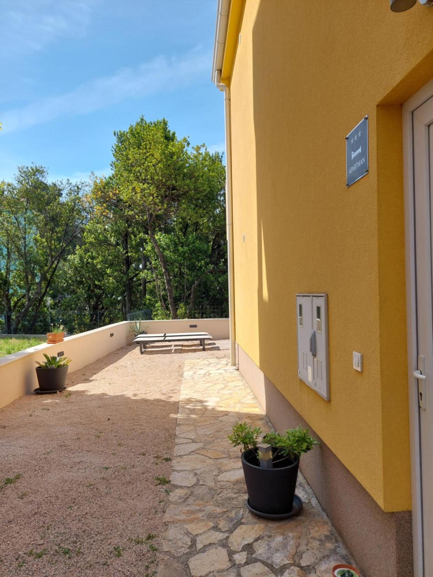 Spacious Apartment Close To The Sea In Kastel Luksic Каштела Экстерьер фото